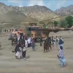 Video | Afghanen vluchten per helikopter na zware aardbeving