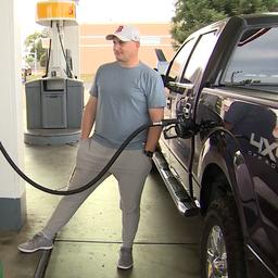 Video | Benzineprijs stijgt naar recordhoogte in VS, behalve bij dit tankstation