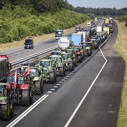 Boeren blokkeren A67 tussen Eindhoven en Venlo, snelweg gesloten