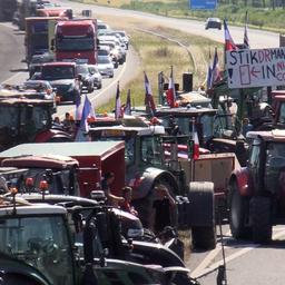 Video | Boeren blokkeren uit protest snelweg bij Emmeloord