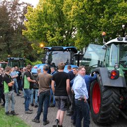 Boeren protesteren bij huis minister Van der Wal tegen stikstofplannen