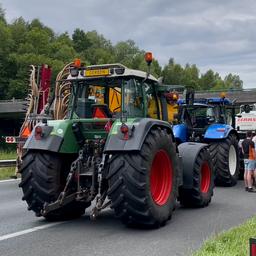 Video | Boeren rijden met tractoren A1 op voor nieuwe blokkade