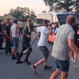 Video | Boeren slaan met hamers in op politieauto’s bij Kootwijkerbroek