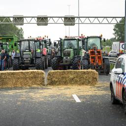 Liveblog | Boeren zorgen met trekkers en strobalen voor chaos op snelwegen in heel het land