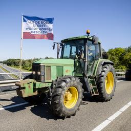 Boerenprotesten door het hele land, strobaal bij huis minister Van der Wal