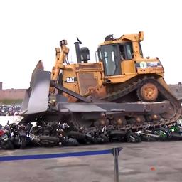 Video | Bulldozer vernietigt 100 illegale motoren in New York