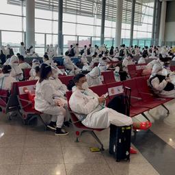 Video | Chinese toeristen dragen beschermende pakken op vliegveld in Cambodja