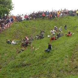 Video | Deelnemers kaasrollen in Engeland denderen van heuvel af