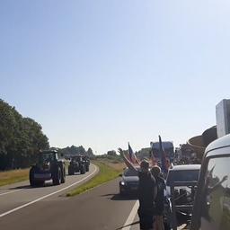 Video | Demonstranten blokkeren A1 bij Lochem om tractors te laten invoegen