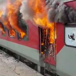 Video | Demonstranten steken negen treinen in brand in India