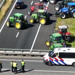 Video | Drone filmt dat boeren A7 blokkeren tussen Drachten en Heerenveen