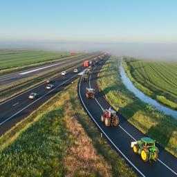 Video | Drone filmt stoet tractors in alle vroegte op weg naar Stroe