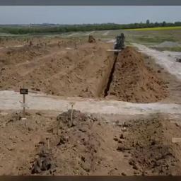 Video | Dronebeelden tonen nieuwe massagraven in Mariupol