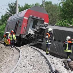 Duitse hulpdiensten vinden vijfde dodelijke slachtoffer na treinongeluk Beieren