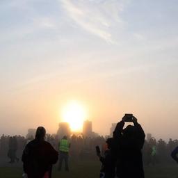 Video | Duizenden mensen vieren zonnewende bij Stonehenge