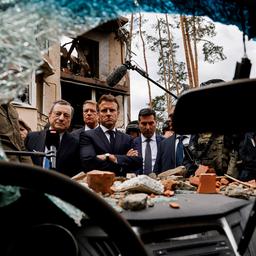 EU-leiders bezoeken zwaar getroffen voorstad van Kyiv