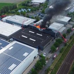 Video | Grote brand bij aanmaakblokjesfabriek in Oisterwijk
