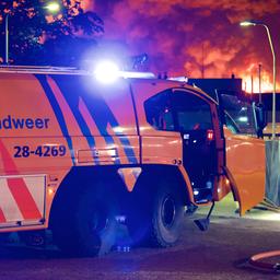 Grote brand op industrieterrein in Groningen, zeker één pand verloren