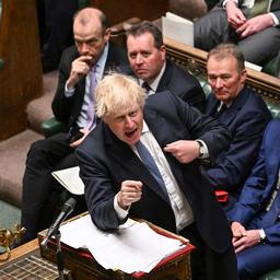 Hevig bekritiseerde Johnson mag van eigen partij aanblijven als premier