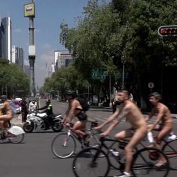 Video | Honderden fietsers rijden uit protest naakt door Mexico-Stad