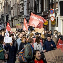 Honderden studenten protesteren in Amsterdam voor hogere basisbeurs