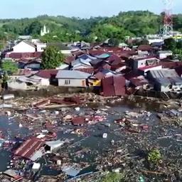 Video | Huizen spoelen weg door vloedgolf op Indonesisch eiland