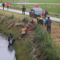 Video | Hulpdiensten trekken dronken automobilist uit water in Dordrecht