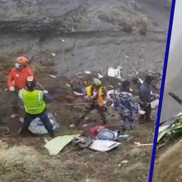 Video | Hulpdiensten vinden wrakstukken Nepalees vliegtuig