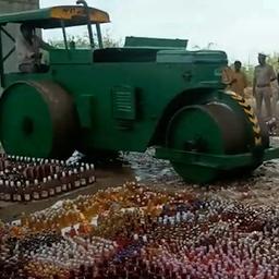 Video | Indiase politie vernietigt duizenden liters illegale drank met bulldozer