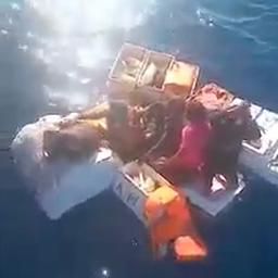 Video | Indonesische hulpdiensten halen schippers na vier dagen uit zee