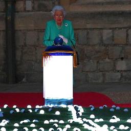 Jubilerende Elizabeth steekt lichtbaken aan bij Buckingham Palace