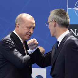 Kan Turkije uit de NAVO gezet worden (en zou dat een oplossing zijn)?
