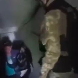 Video | Militairen evacueren met spoed Oekraïners uit schuilkelders