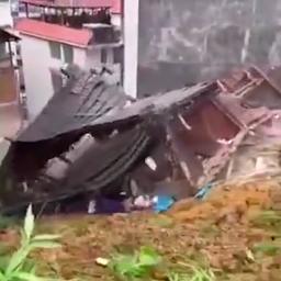 Video | Modderstroom sleurt woonhuis mee in China