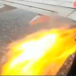 Video | Passagier in India filmt dat vlammen uit vliegtuigmotor slaan