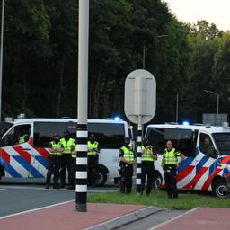 Politie sluit toegangsweg Apeldoorn af om ‘bevrijdingsactie’ van vastgezette boeren