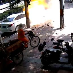 Video | Putdeksel vliegt door de lucht na gasexplosie in China