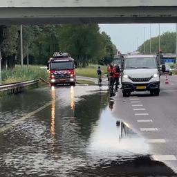 Video | Snelweg bij Den Bosch gedeeltelijk onder water na regenval