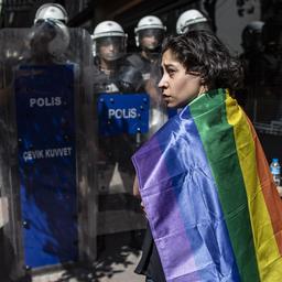 Tientallen arrestaties bij verboden Pride-optocht in Istanboel