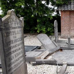 Video | Tientallen grafstenen op begraafplaats in Lienden vernield