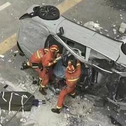 Twee doden doordat auto in China van driehoog uit showroom knalt
