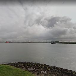 Vliegtuigje met twee personen neergestort in Calandkanaal Rotterdam