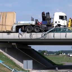 Video | Vrachtwagen hangt over rand viaduct in Zeeland