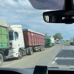 Video | Vrachtwagens met graan gestrand bij Oekraïense binnenhavens