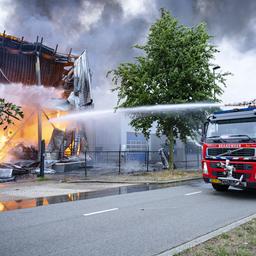 Zeer grote brand in aanmaakblokjesfabriek in Noord-Brabant
