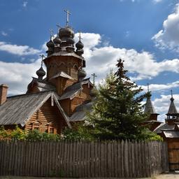 Zelensky meldt Russische beschieting van oudste houten kerk in Oekraïne