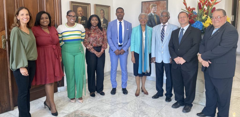 Commissie voor nieuw nationaal symbool Curaçao bezoekt gouverneur