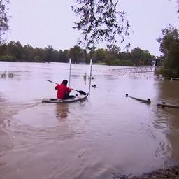 Video | Australiërs gaan per kano over straat na zware regenval