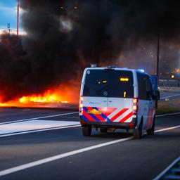 Boeren steken uit protest hooibalen in brand langs verschillende snelwegen