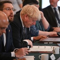 Boris Johnson opnieuw onder druk door vertrek twee ministers